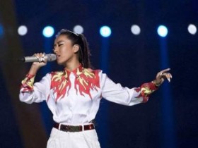【APT扑克】徐佳莹在《歌手当打之年》舞台上演唱歌曲《言不由衷》，感动众人